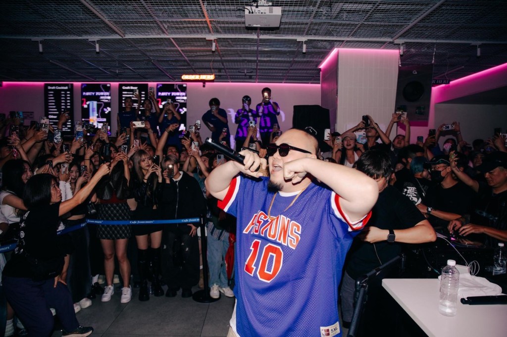 頑童MJ116《OGS》快閃擠爆信義區 (照片提供:本色音樂)
