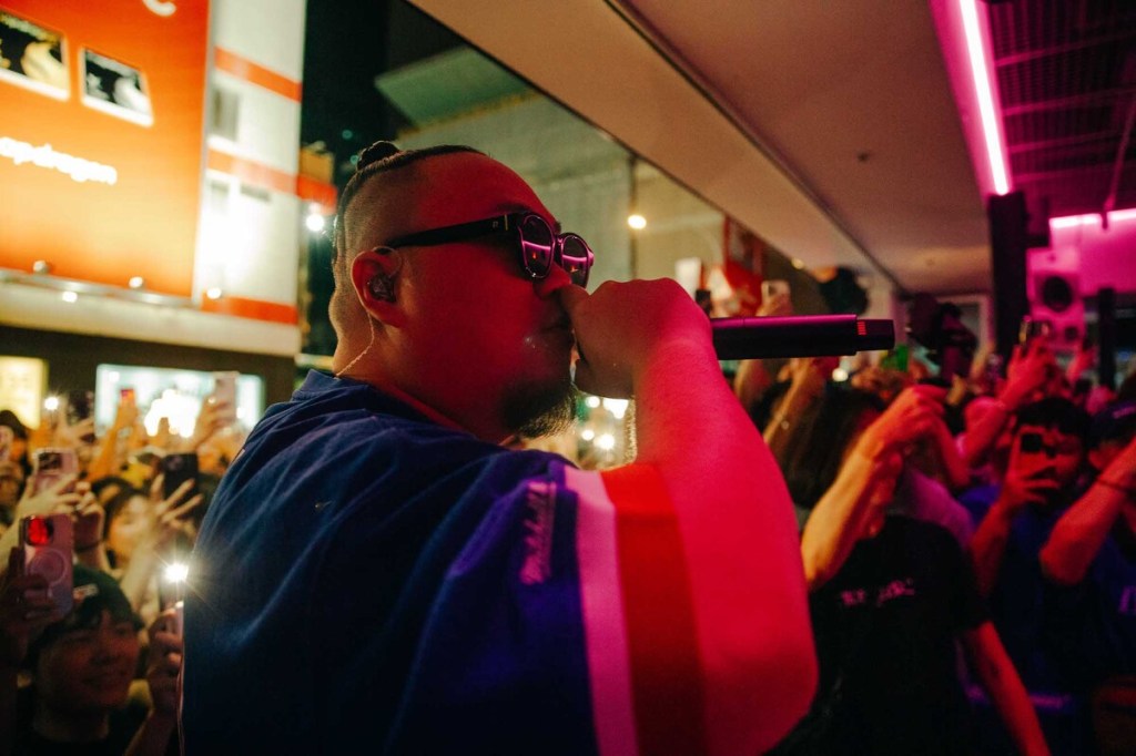 頑童MJ116《OGS》快閃擠爆信義區 (照片提供:本色音樂)
