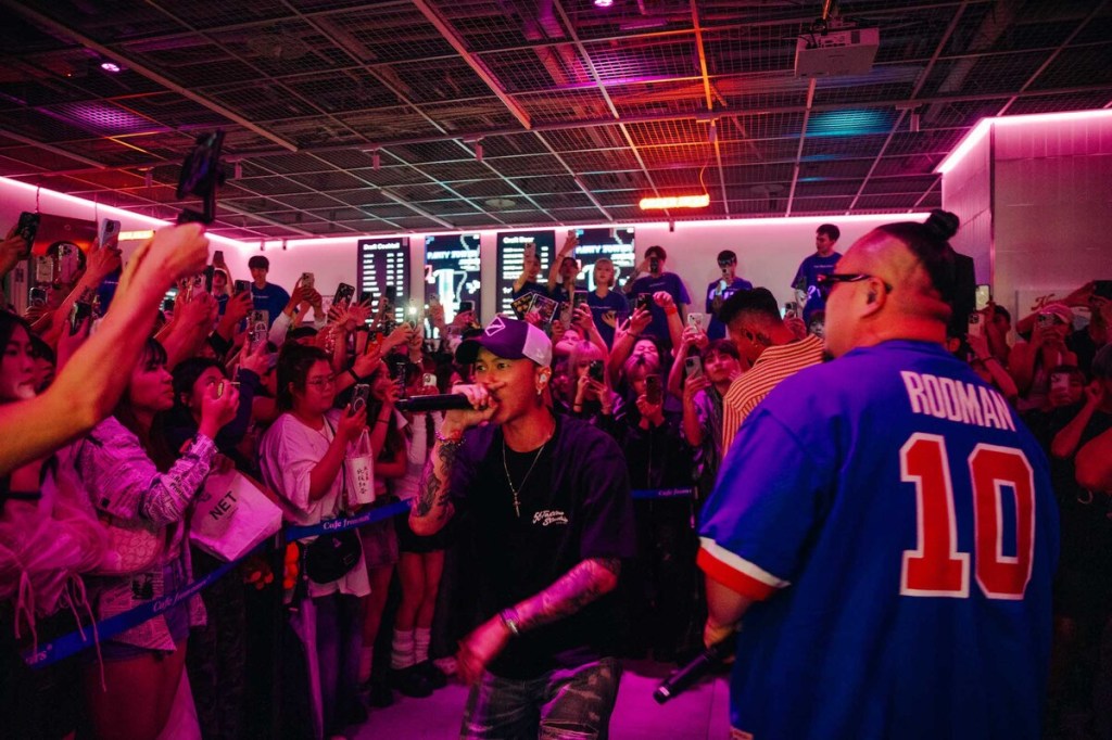 頑童MJ116《OGS》快閃擠爆信義區 (照片提供:本色音樂)
