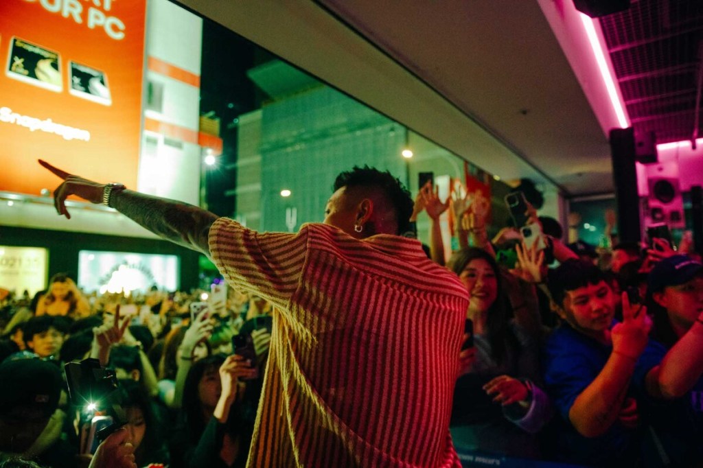 頑童MJ116《OGS》快閃擠爆信義區 (照片提供:本色音樂)
