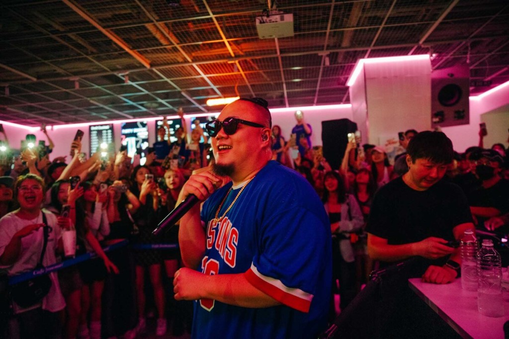 頑童MJ116《OGS》快閃擠爆信義區 (照片提供:本色音樂)
