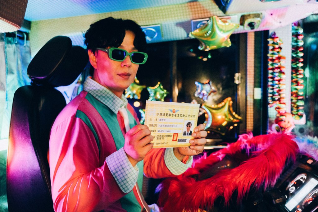 蕭煌奇2025年全新單曲〈你攏無咧看〉MV (照片提供:華納音樂)