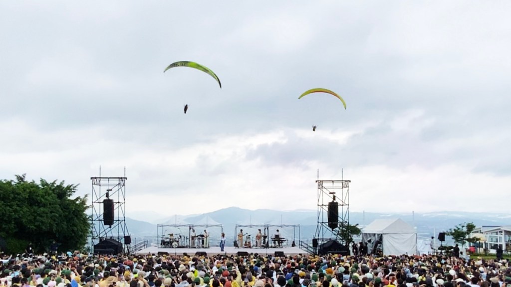 《田調》南投埔里虎嘯山嵐飛行場(日場)的空中背景有飛行傘搖曳搭配著演唱畫面