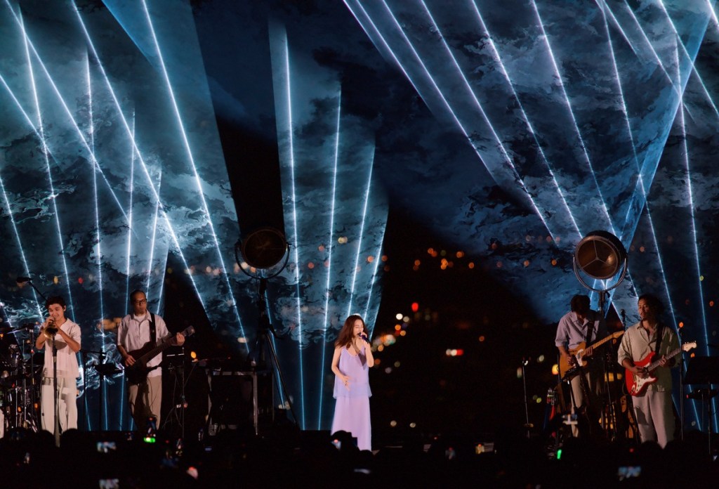 《田調》虎嘯山嵐飛行場的週六夜場除了有星空作為最佳映襯，歌曲更搭配精心絢爛的雷射及燈光設計。