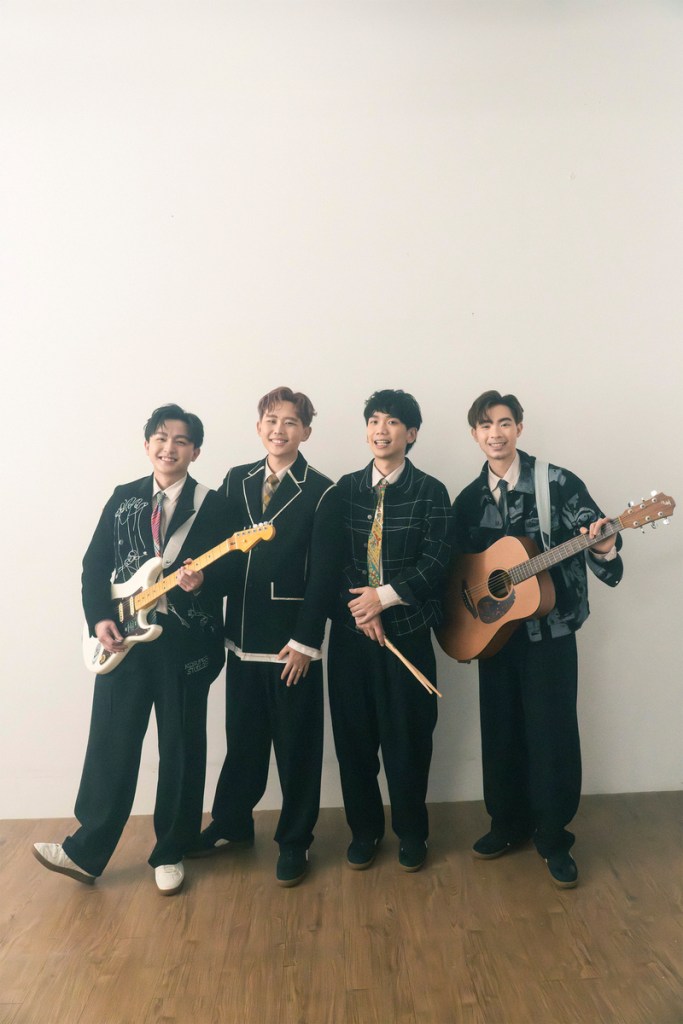 主唱雞丁（左二）日前巡演遭遇狗狗過世，來不及見最後一面，感謝團員與小混蛋們都一起接住他