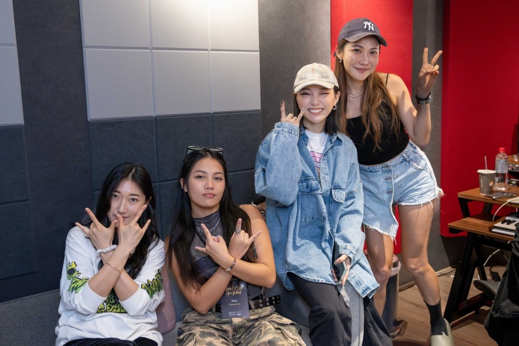 創作營女力爆發，Sarah.J、阿布絲、閻奕格(右二)、李宜玲不到一天就完成2首創作