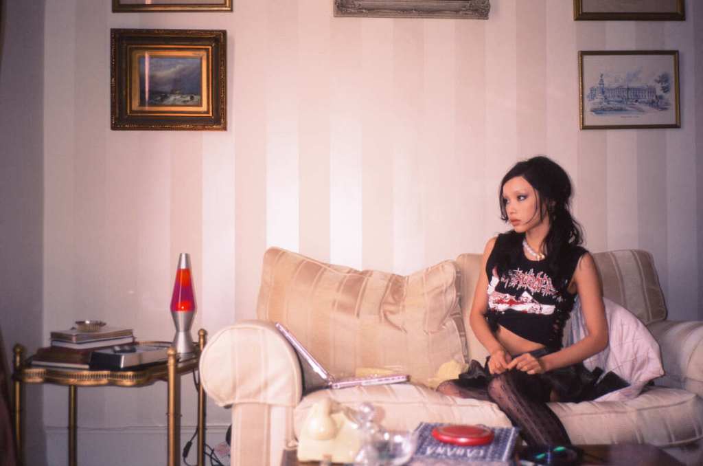 劉柏辛Lexie最新單曲〈 FFFFF 〉繼續探索復古電子流行 MV以哥德式吸血鬼寓言&nbsp;挑戰暗黑視覺風格