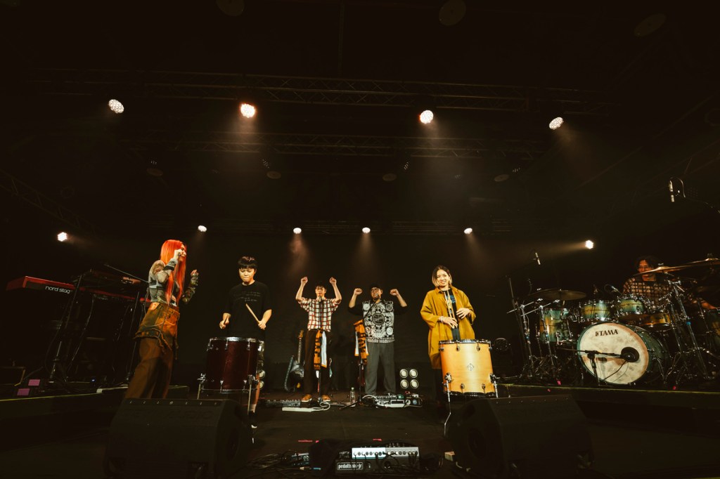 Tizzy Bac邀鐵股上台尬鼓全場嗨翻。（相信音樂提供）