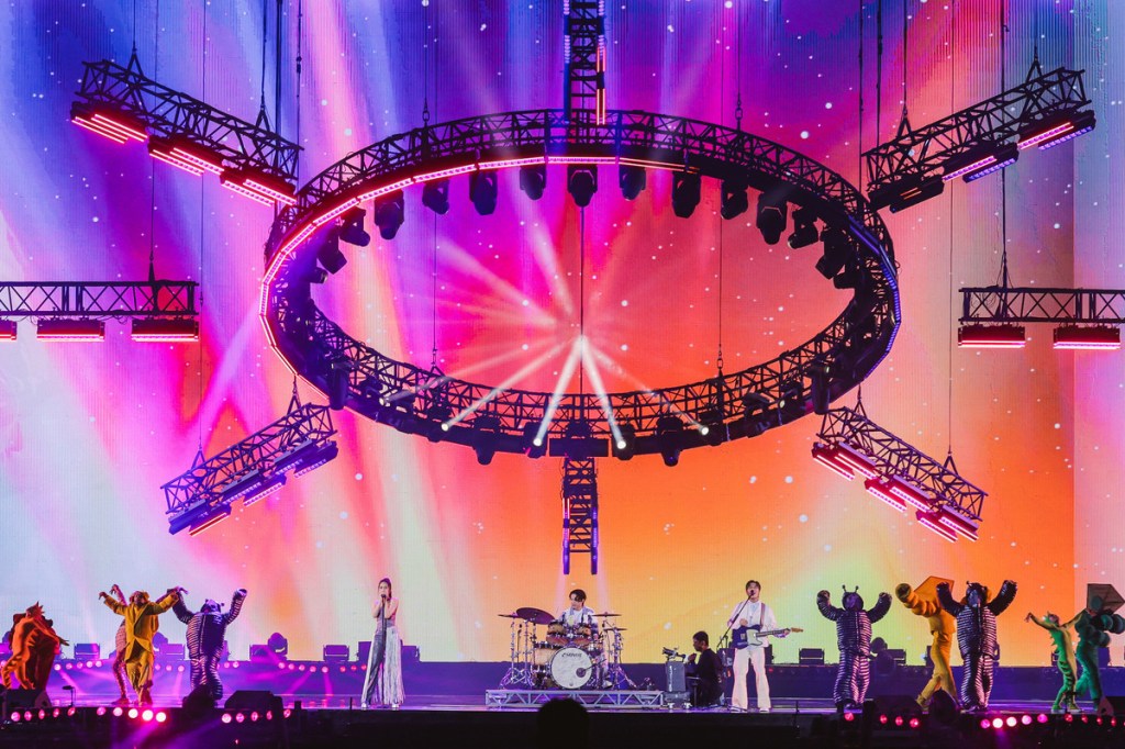 告五人〈新世界〉結合舞者共演。（相信音樂提供）