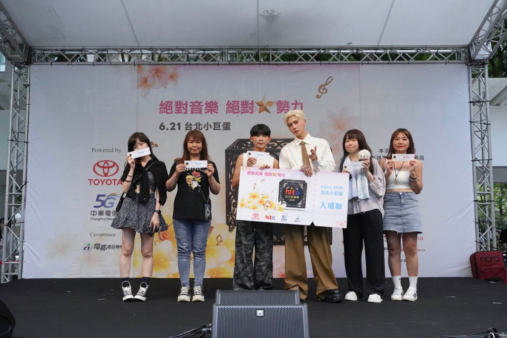 寵粉的Bii畢書盡（右３）加碼送票，邀請歌迷一起在台上玩遊戲