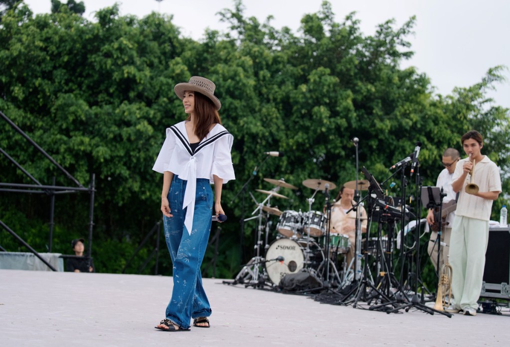 演唱會尾聲天氣放晴，馥甄如願請工作人員當場拆雨帳，讓大家可以看到埔里市景、群山風景，最後新歌〈一二三〉更破例唱了2遍，最後全場唱和同樂成草原KTV版畫下完美句點。