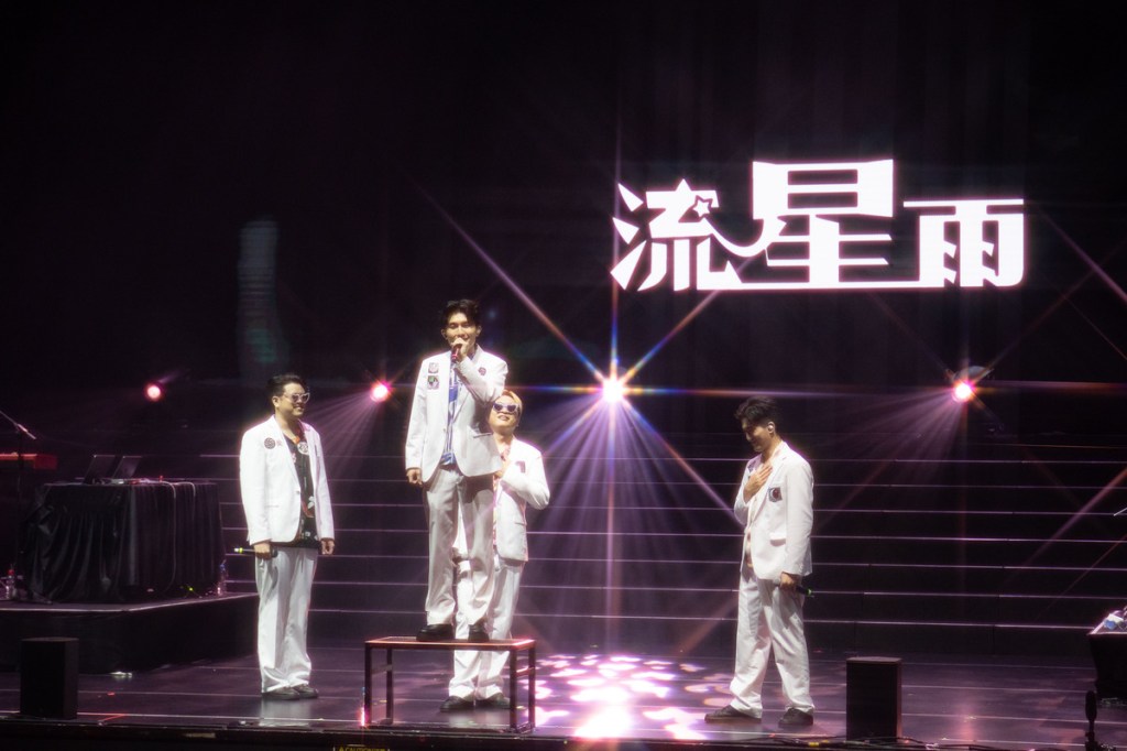 澳門演唱會上icyball冰球樂團帶來事先排練舞蹈的男團組曲，用他們自己的兩首歌曲〈愛做的事〉、〈愛的表情〉加上F4經典情歌〈流星雨〉旋律一出現，再度嗨翻現場，全場尖叫聲不