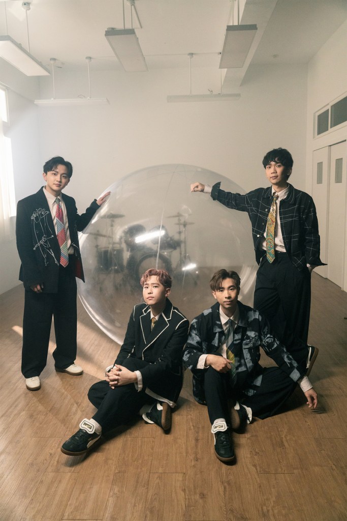 理想混蛋溫柔告白：「〈接住你〉是一首抒情卻非常有療癒能量的歌曲，小混蛋們常常會在社群上分享故事、告訴我們的歌曲在各種時候、各種人生階段『接住』了他們，也覺得這是