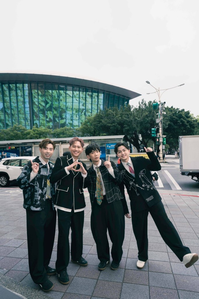 終於唱上小巨蛋，吉他手阿哲催票：從來不缺驚喜，不想錯過就趕快行動！ 