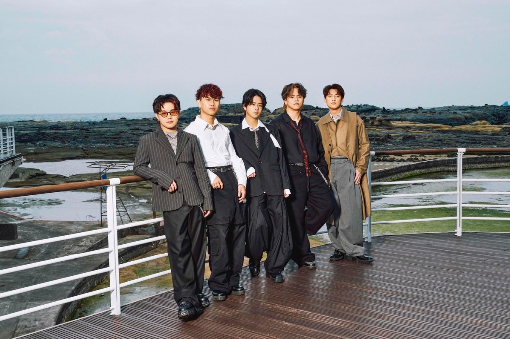 胡凱兒(左起-_吉他手方文、鼓手小布、主唱浩澤、貝斯手廷曜、吉他手嘉恩)