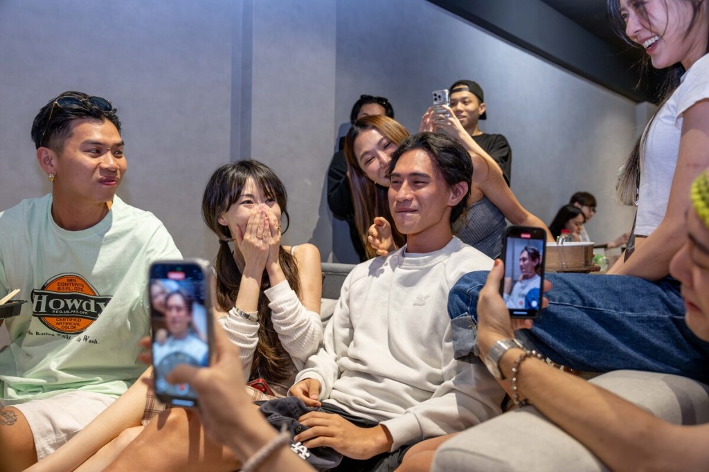 逢金曲人入圍公佈，全場齊聚為入圍最佳華語男歌手的柏霖PoLin獻上第一手祝賀