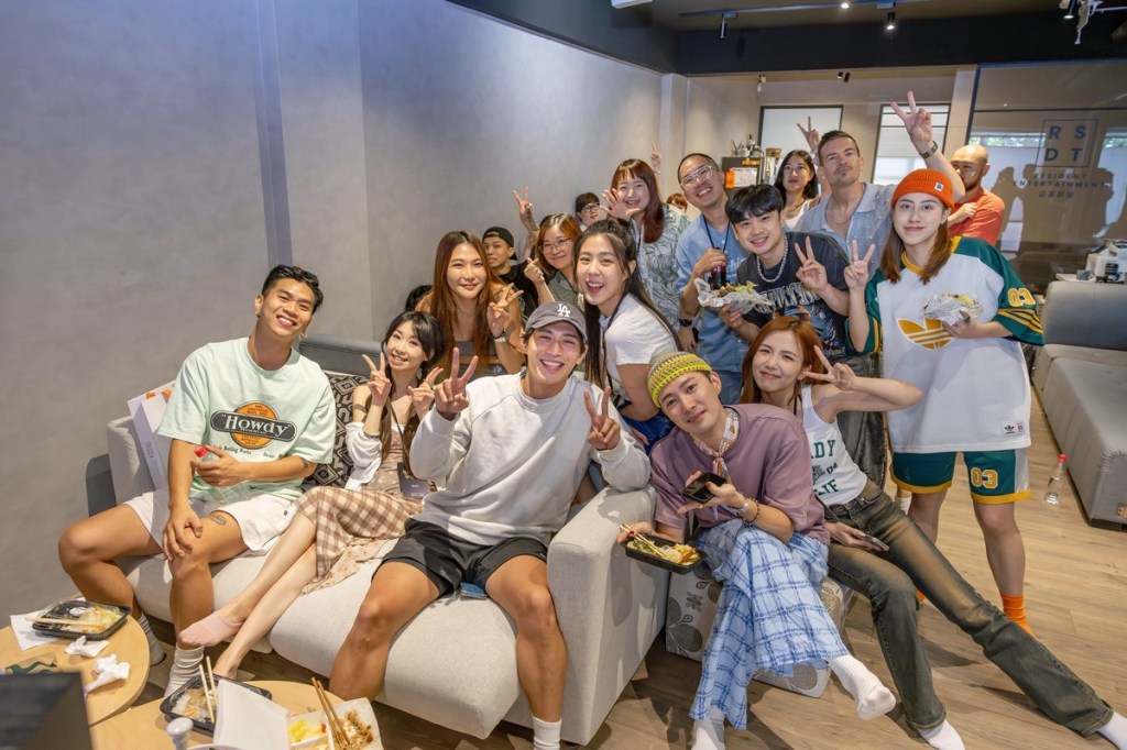 逢金曲人入圍公佈，全場齊聚為入圍最佳華語男歌手的柏霖PoLin獻上第一手祝賀