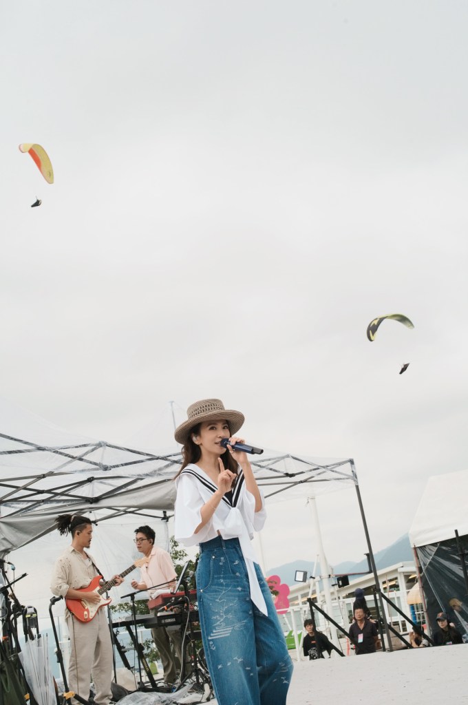 週日日場雨水淚水交織！飛行傘空中搖曳、〈影子的影子〉難掩情緒數度落淚 