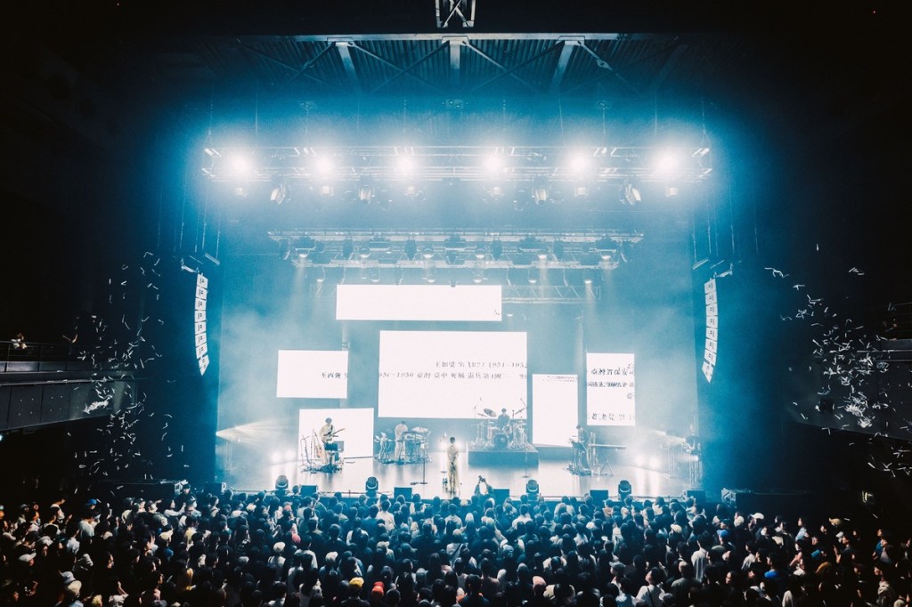 鄭宜農把演唱會變成實驗性藝術視聽饗宴！超越語言傳遞搭配視覺燈光成就堪稱出道18年來最大膽、突破尺度演出