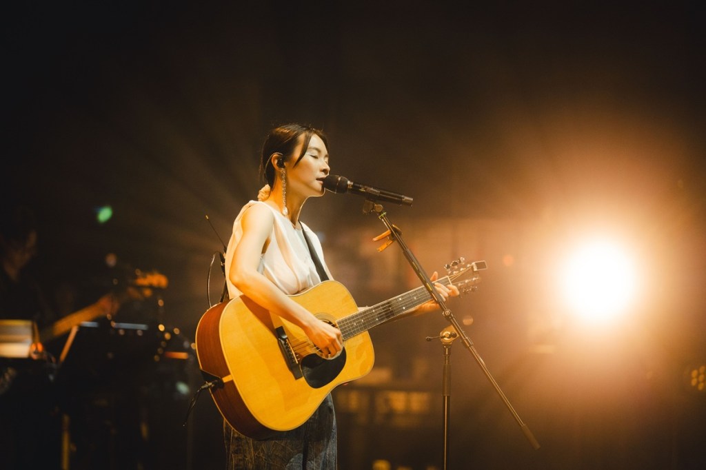 鄭宜農演唱會大搞人格分裂！演唱會上下半場冷謝溫柔並續