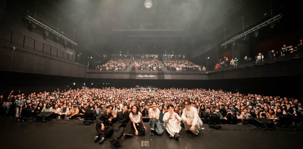 鄭宜農率領團員與全體歌迷大合照