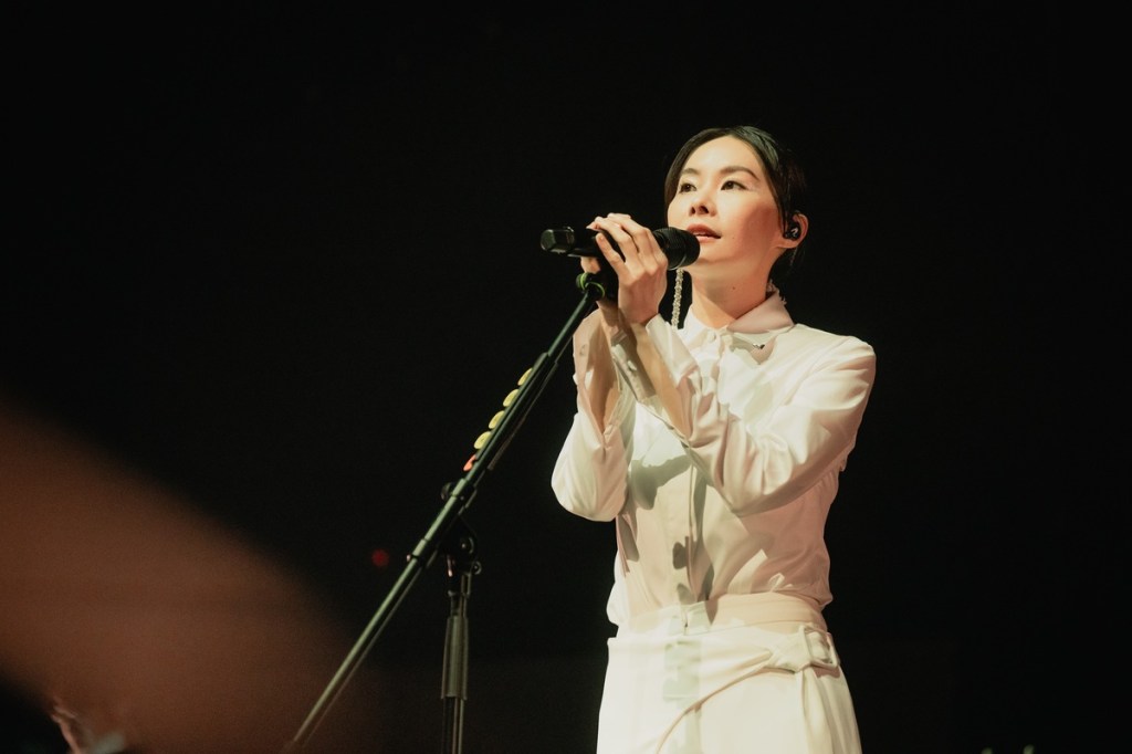 鄭宜農舉辦《圓缺》發片演唱會 打造實驗性藝術視聽饗宴的台語電氣之夜 並邀自家藝人李瀧擔任嘉賓