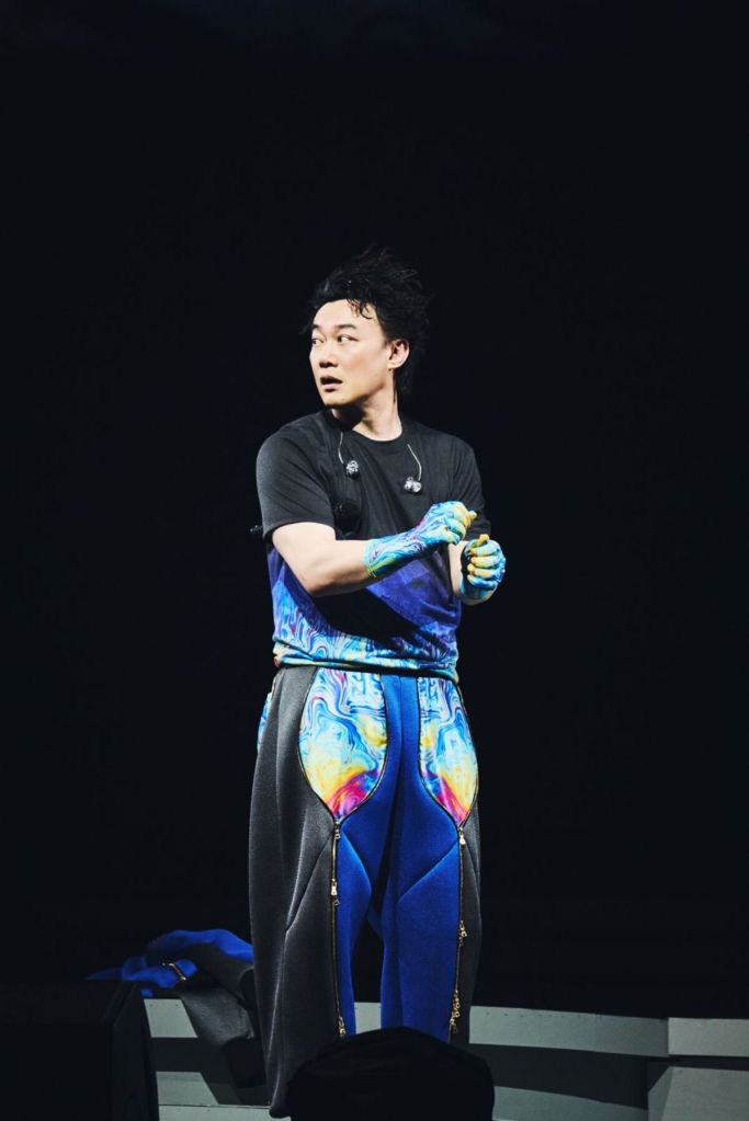 陳奕迅「脫衣服」開玩笑身兼多職化身洗碗工