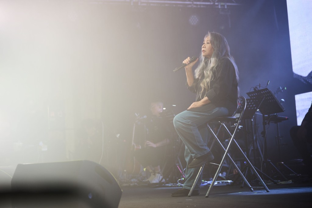 陳小霞舉辦專場《2025 Composer 老翅膀音樂分享會》 陳奕迅親臨現場&nbsp;上台時當場拿出專輯請她簽名