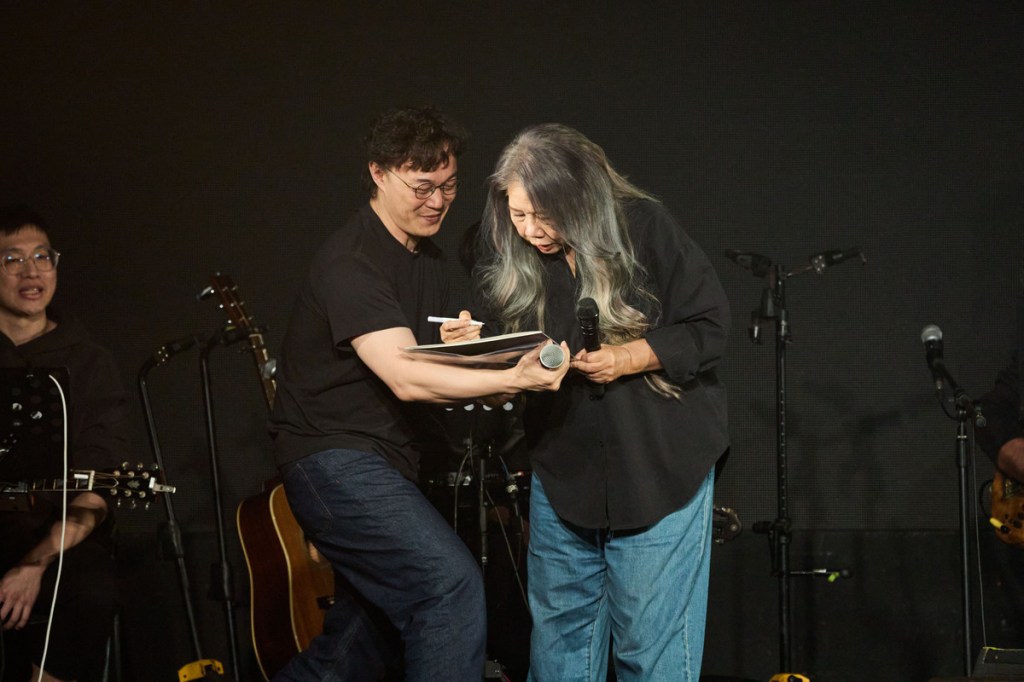 陳奕迅上台拿出《老翅膀》專輯 請陳小霞簽名