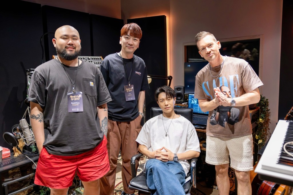 韋禮安(中間坐)、Damon Sharpe、RoseInPeace、Hanz，集結臺美韓馬四地音樂人共創