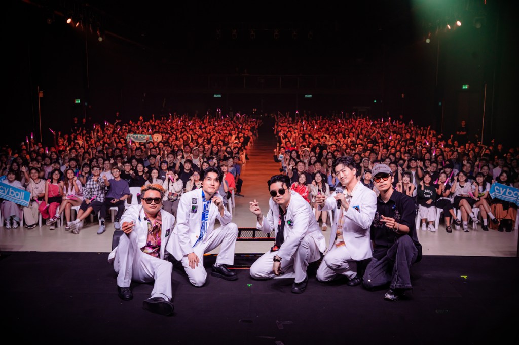 馬來西亞的場次發生小插曲_ 團長Nelson不小心用貝斯ㄎㄠ到鼓手士捷   感到一陣頭暈以為是粉絲的熱情讓他暈船了