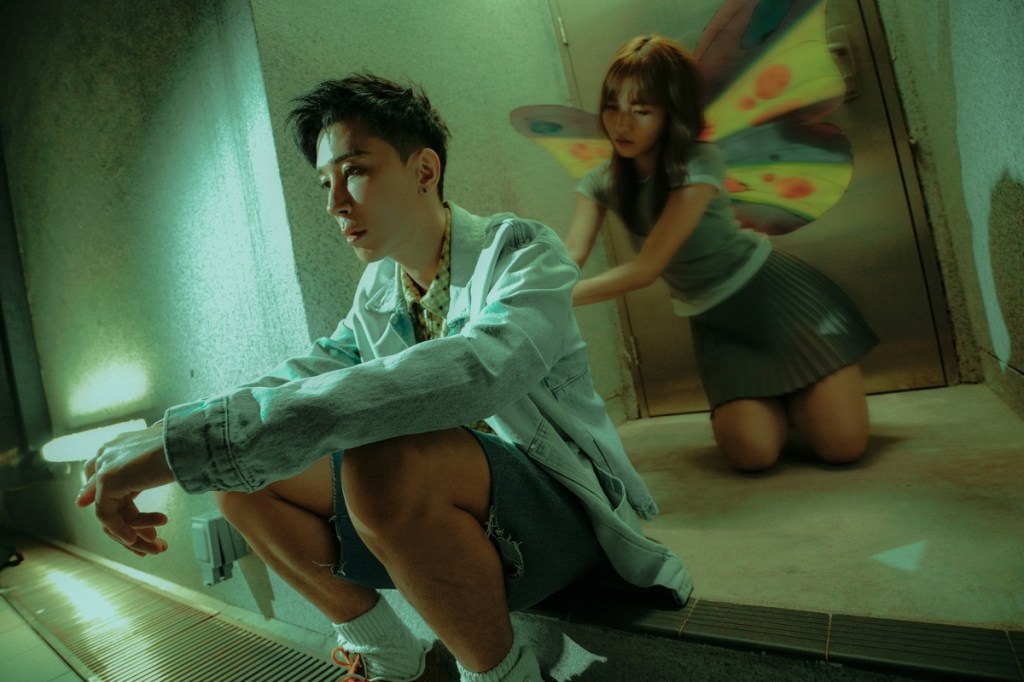 馬天佑(右)與香港女演員吳冰在〈我們什麼都不是〉合唱版MV有精采對手戲