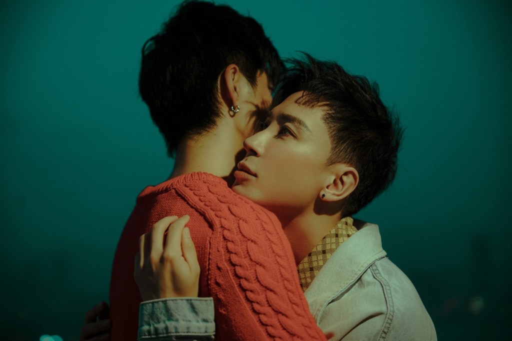 馬天佑(右)與香港歌手張馳豪在〈我們什麼都不是〉獨唱版MV上演BL劇情