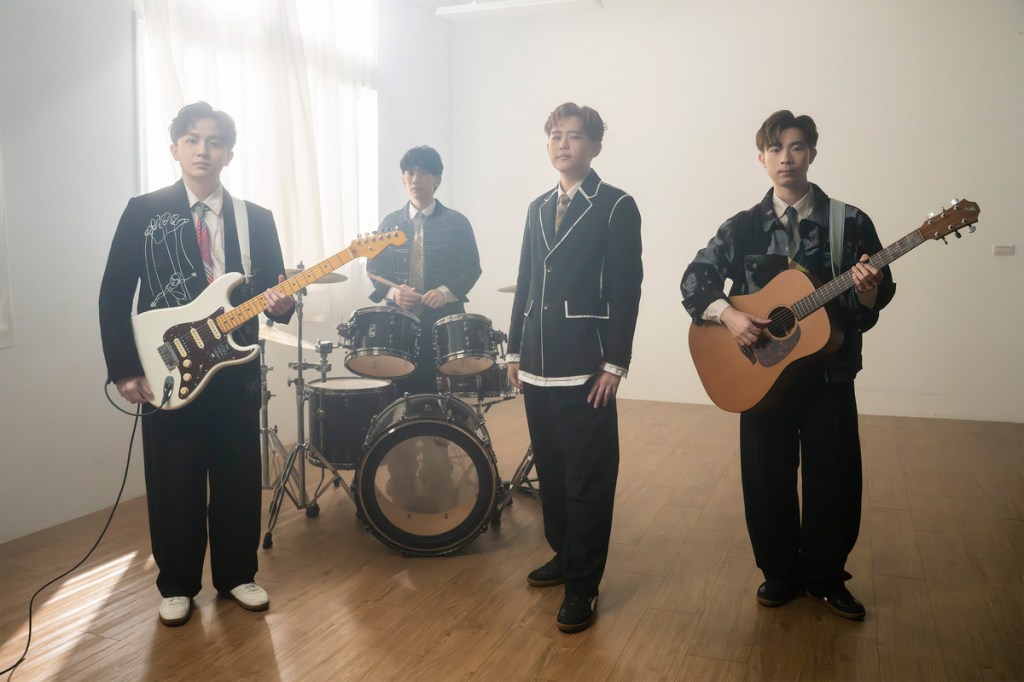 鼓手可沛（左二）自認跳躍式思考的人：雞丁都能接住我的思考。吉他手建廷（右一）曾對未來迷茫，自嘲：通常都是自己接住自己，好邊緣啊！