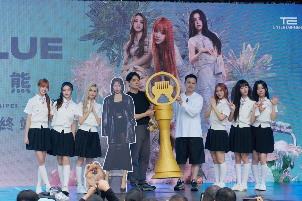 幻藍小熊台北舉辦韓文迷你專最終站宣傳 自告奮勇要陪入圍金曲製作人的于傳勇及金智湖走金曲紅毯