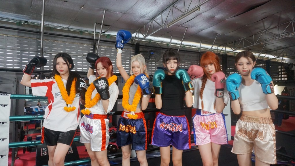 GENBLUE泰國宣傳體驗泰拳(左起AYEON、XXIN、毓、采甄、NICO、許媛媛)