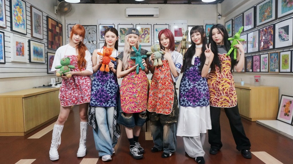 GENBLUE馬來西亞宣傳與老師學做染布(左起NICO、許媛媛、毓、、XXIN、采甄、AYEON)