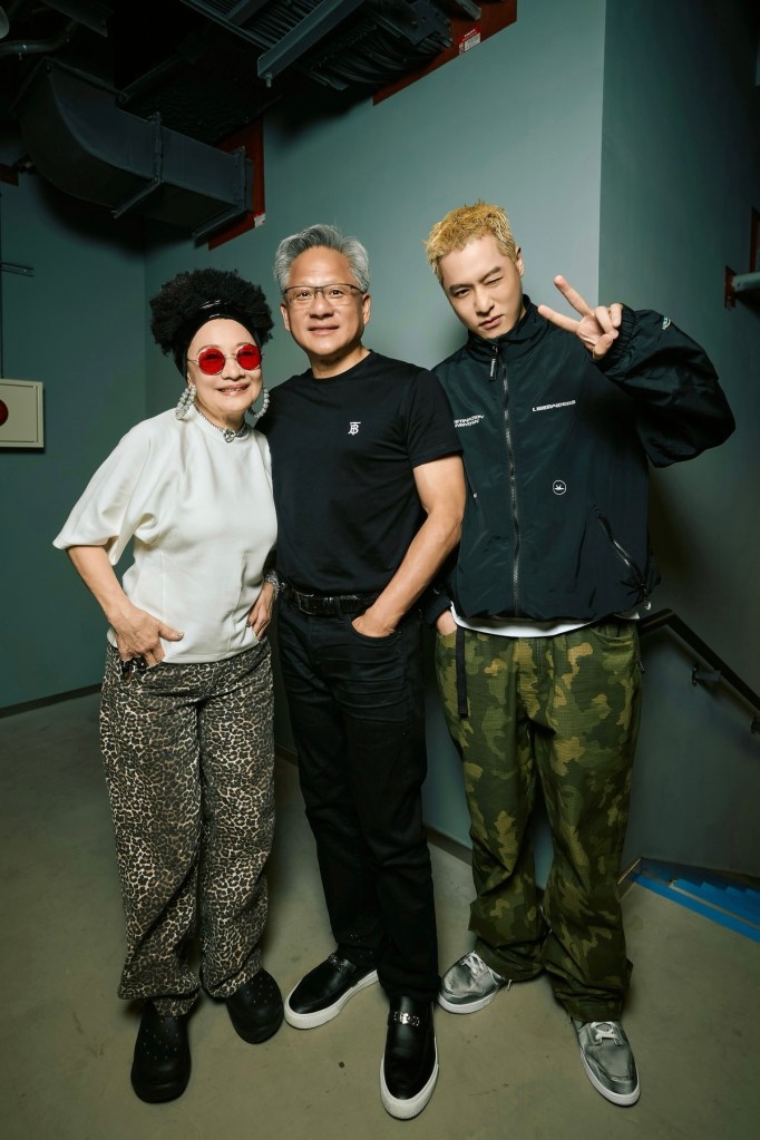 周湯豪與比莉和黃仁勳合照 (照片提供:環球音樂)