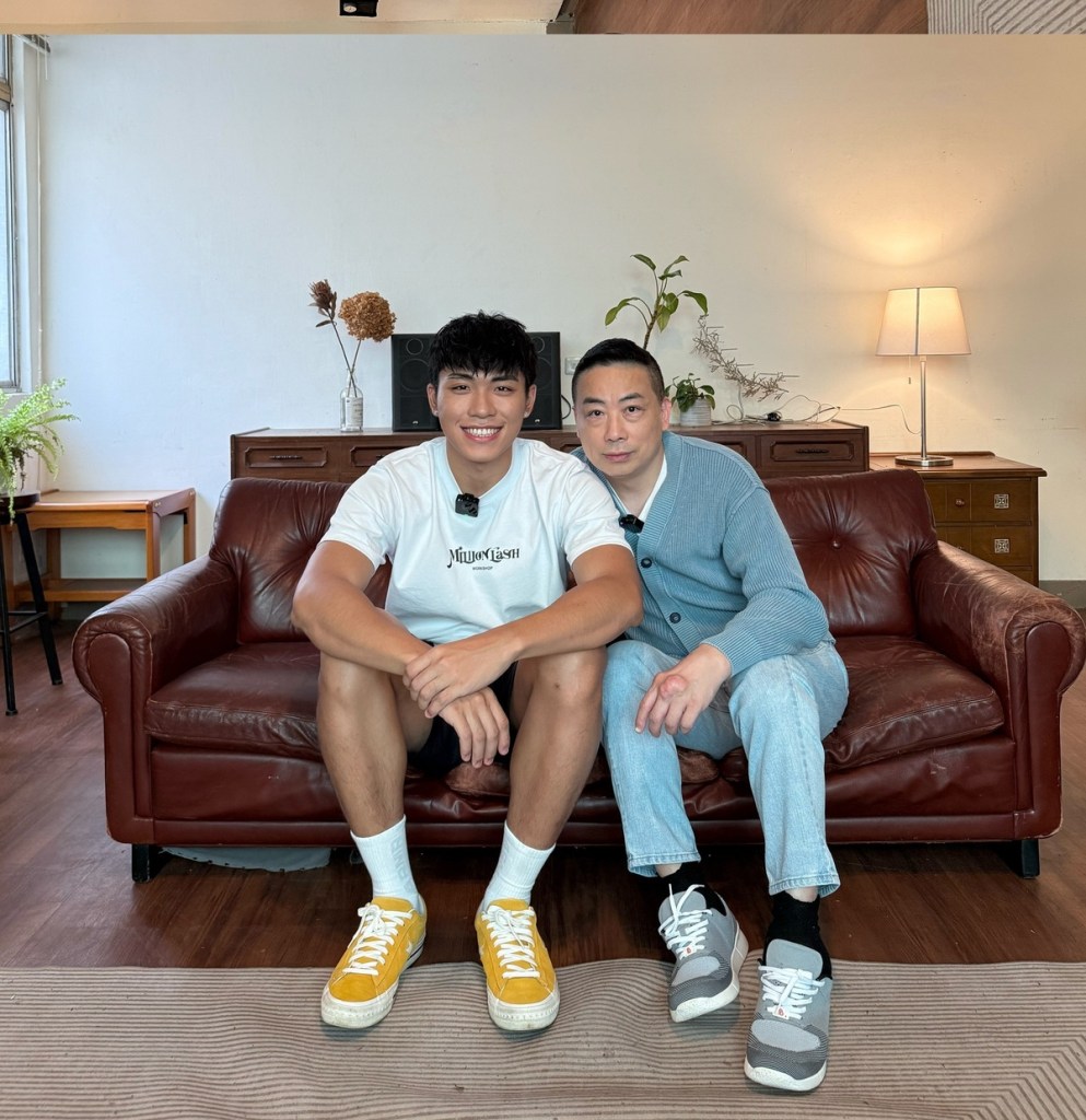 MV拍攝片場 王ADEN與父親合照