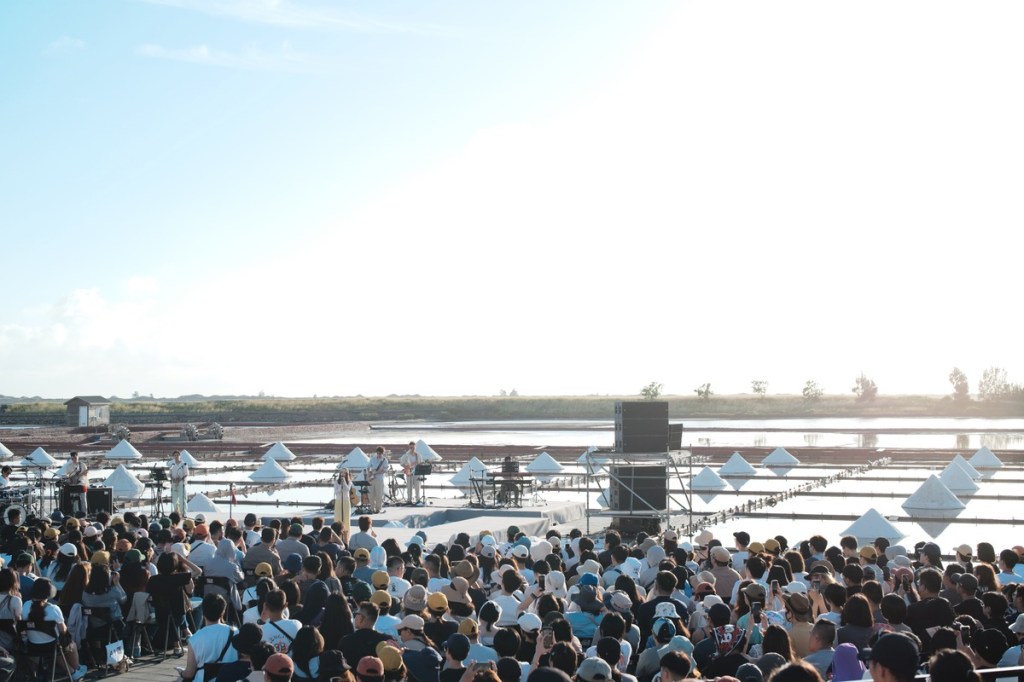 田馥甄《田調》Live in Life野地小巡演從台南井仔腳鹽田揭開序幕 (照片提供:何樂音樂)