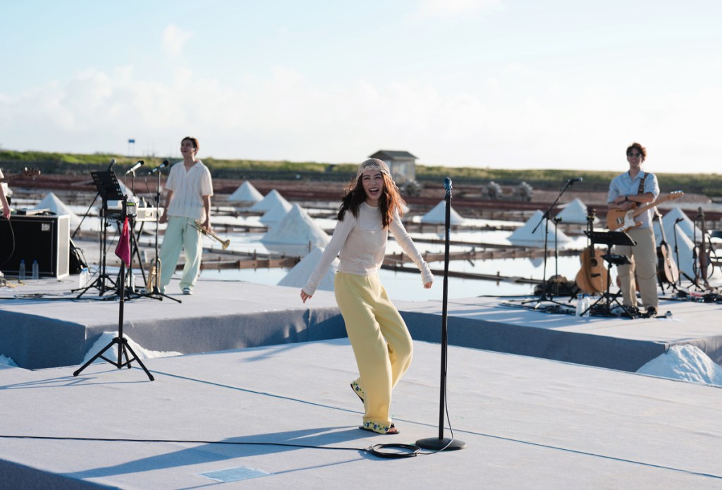 田馥甄《田調》Live in Life野地小巡演從台南井仔腳鹽田揭開序幕 (照片提供:何樂音樂)