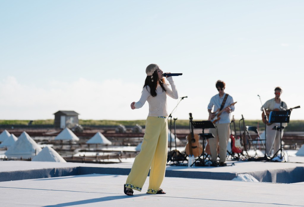 田馥甄《田調》Live in Life野地小巡演從台南井仔腳鹽田揭開序幕 (照片提供:何樂音樂)