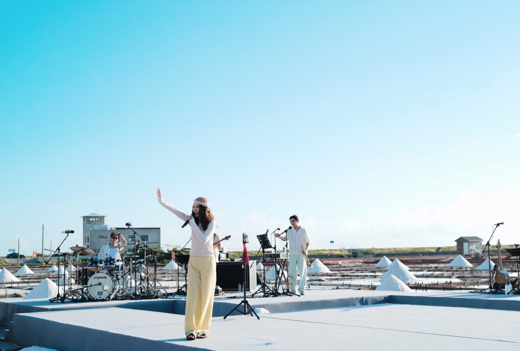 田馥甄《田調》Live in Life野地小巡演從台南井仔腳鹽田揭開序幕 (照片提供:何樂音樂)
