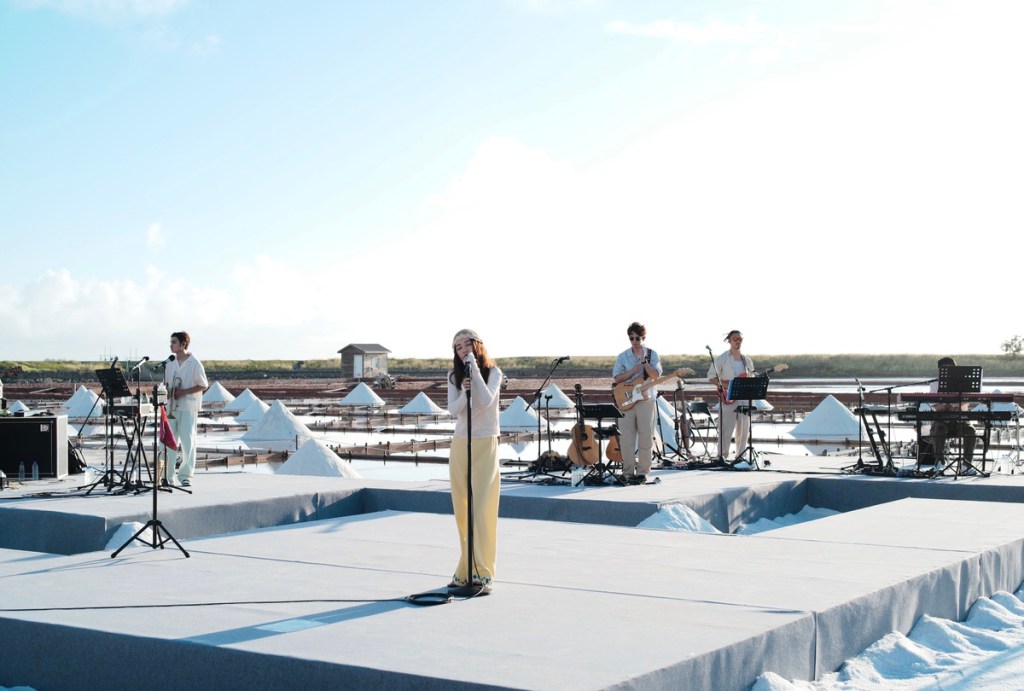 田馥甄《田調》Live in Life野地小巡演從台南井仔腳鹽田揭開序幕 (照片提供:何樂音樂)