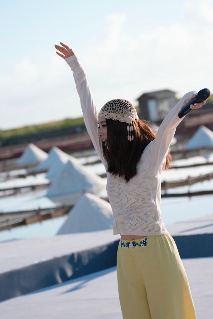 田馥甄《田調》Live in Life野地小巡演從台南井仔腳鹽田揭開序幕 (照片提供:何樂音樂)