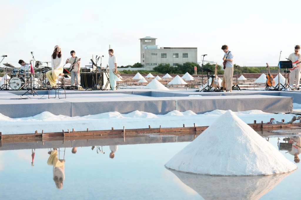 田馥甄《田調》Live in Life野地小巡演從台南井仔腳鹽田揭開序幕 (照片提供:何樂音樂)