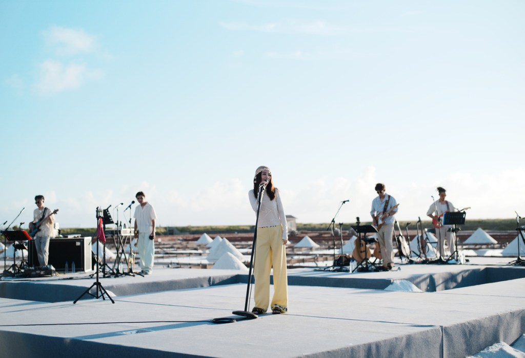 田馥甄《田調》Live in Life野地小巡演從台南井仔腳鹽田揭開序幕 (照片提供:何樂音樂)