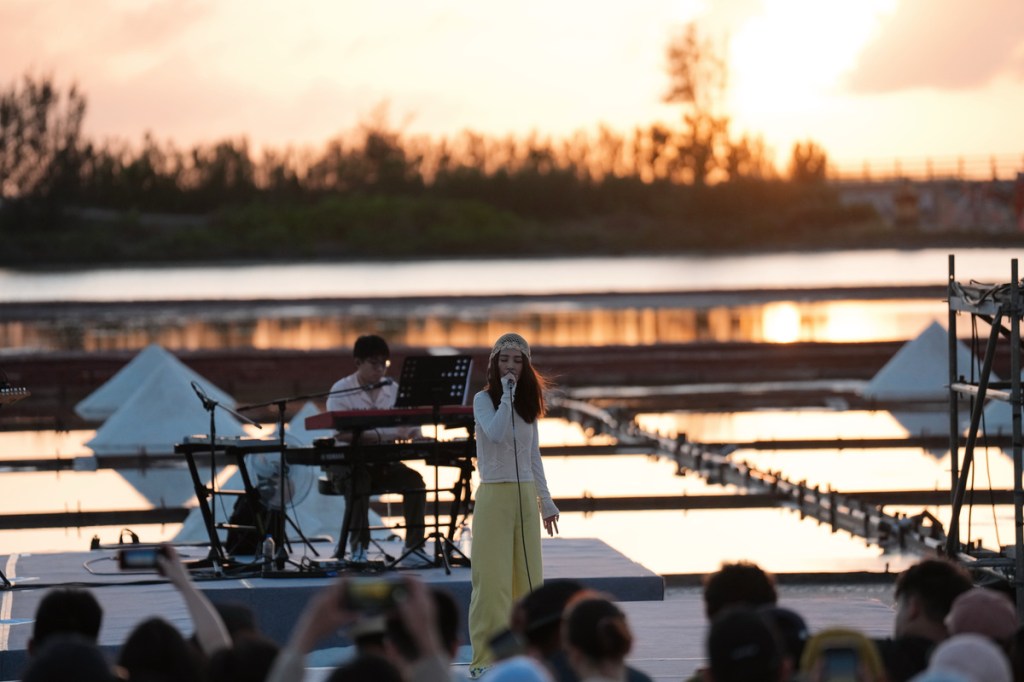 田馥甄《田調》Live in Life野地小巡演從台南井仔腳鹽田揭開序幕 (照片提供:何樂音樂)