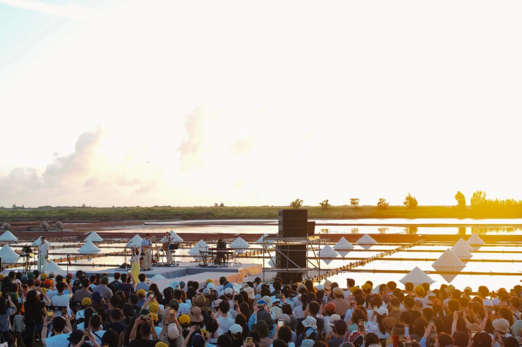 田馥甄《田調》Live in Life野地小巡演從台南井仔腳鹽田揭開序幕 (照片提供:何樂音樂)