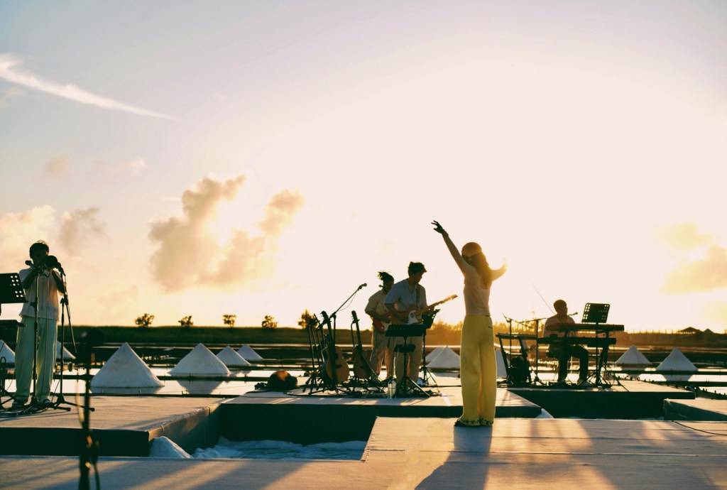 田馥甄《田調》Live in Life野地小巡演從台南井仔腳鹽田揭開序幕 (照片提供:何樂音樂)
